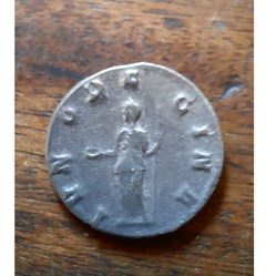 Salonine A/Buste diademe a d R/Junon debout a g D20.6 P 3.62g RIC 29 C 60