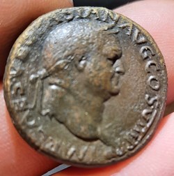 Vespasien A/Tete lauree a d R/Fortune debout a g +77+78 D26.3 P11.43g C181 RIC 754b RCV 2348