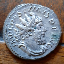 Postume A/Buste radie a d R/ La Felicite debout a g D21.8 P3.75g RCV 10936 C 39 RIC 58