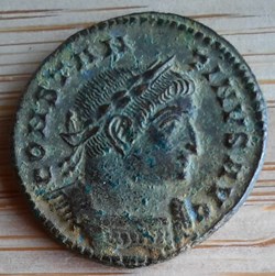 Constantin 1° A/Tete lauree a d R / Captifs ,etendard D18.6 P 3.24g RIC 115 C689