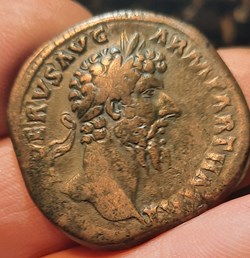 Lucius Verus A/Tete lauree a d R/ Fortune assise a g D23.58 P23.60g RIC 1476
