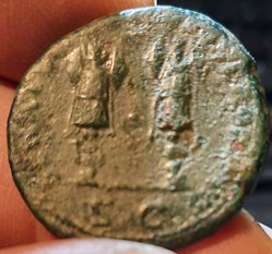 Trajan A/ Buste laure a d R/ 2 Trophees Parthes D26.5 P 10.90g RIC681 BMCRE 1055