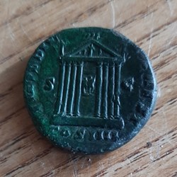Antonin le Pieux A / Buste radie a d R / Temple octostyle +157+159 D24.7 P 13.08g RIC3 795b C4