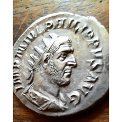 Philippe1 l Arabe A/Buste radie a d R/ Annone debout a g +246 D 22.9 P 3.47g RCV2553 C25 RIC 28c