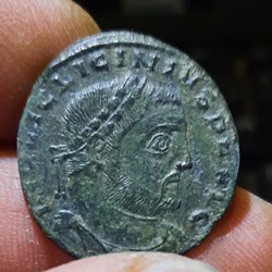 Licinius1° A/ Tete lauree a d R/Jupiter nu a g D23 P3.81g C90 RIC3 (R4)