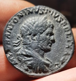 Caracalla A Tete lauree a d R/Securite assise a d +213+214 D28.7 P20.48g RIC 536b BMC p479