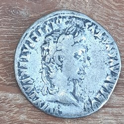 Auguste A/Tete lauree a d R Lucius et Caius +2 +12 D18 P3.62 RCV1597 RIC208 C43