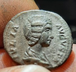Julia domna A / Tete a d R /Isis debout a d D 19.3 P3.57g RIC577 RCV 6606 C 174