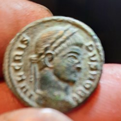 Crispus A/Tete lauree a d R/Legende dans couronne +320+324 D18.9 P3.59g C44 RCV16754 RIC161