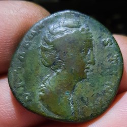 Faustina A/ Tete a d R/ Piete debout a g sacrifiant D30.7 P20.08g RCV4620 RIC1127 C125