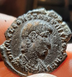 Constance galle A/ Tete nue a d R /Soldat terrassant un cavalier +351+354 D24 P4.97g RIC 107
