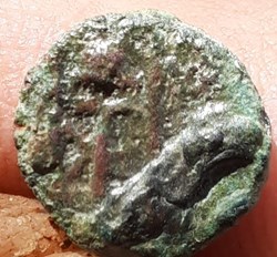 Petit bronze de Marseille au trepied ,etat moyen mais excessivement rare