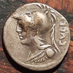Servilia A/Buste de Minerve a g R/Victoire dans une bige -100 D18.1 P3.79 g RCV 207