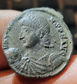 Constans A/Buste diademe a g R/ Soldat et personnage +340+350 D19.8 P5.08g RIC70