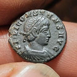 Constans A/ Buste diademe a d R/Soldat debout a d D14.8 P1.26g C183 RIC177 NBD75616