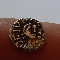 Merovingienne Rouen ? A / Tete a d 4 globules R/Croix sur globule D10.7 P1.21g ref indeterminee