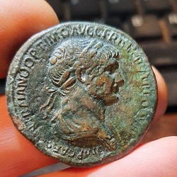 Trajan A/ Buste laure a d R/Felicite debout a g D33.5 P25.82g C352 RIC 672 RCV 3192