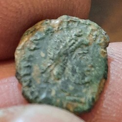 Magnus maximus A/ Tete diademee a d R/ Porte de camp +383+388 D13.4 LRBC 560