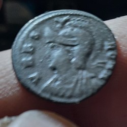 Rome A/Tete casquee de Rome a g R/ Louve a g +330+331 D17.7 P1.93g RIC 195 C17