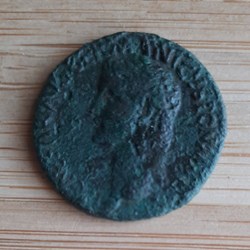 Caligula A/Tete nue a g R / Vesta assise a g +37+41 D26.8 /P 9.92 RCV1803 C 27 RIC 38