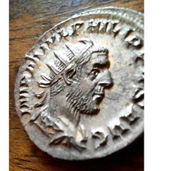 Philippe 1 l Arabe A/Buste radie a d R/Rome assise a g +247 D21 P3.97g RCV8954 C170 RIC45