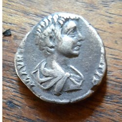Caracalla A/Tete nue a d R/Empereur a g et trophee D15 P2.83g RCV 677 C 505 RIC 13a
