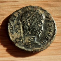 Crispus A/Buste laure a d R/ Couronne avec Legende +323+324 D18.6 P2.38g RIC 440 C 44