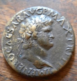 Neron A/Tete lauree a d R/Securite assise a d D28.5 P12.81 RCV1968 C 325 RIC 597