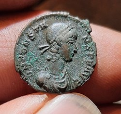 Constans A/Buste laure a d R/ Phenix sur globe +348+350 D18 P2.78g C22 RIC228 RCV18708