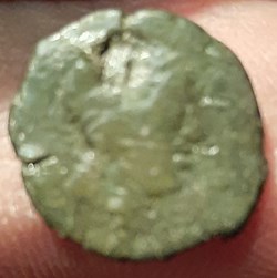 Petit Bronze au taureau , avers timbré d'une roue avec croix dans la chevelure