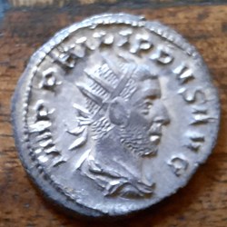 Philippe 1 l Arabe A/Buste radie a d R/Rome assise a g +246 D22.5 P3.44 RCV8955 C171 RIC65