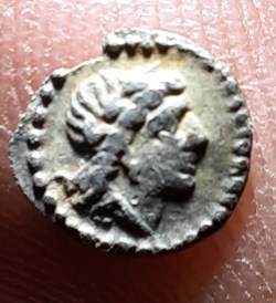 Emporia ou sud de la gaule A/Tete Apollon a d R/Dauphin dans croissant D7 P0.16g Villaronga CNH6 var