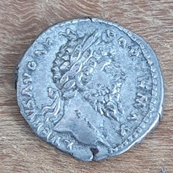 Lucius Verus A/ Tete lauree a d R/L Equite debout a g +167 D17.7 P 3.48g RCV5361 C297 RIC576