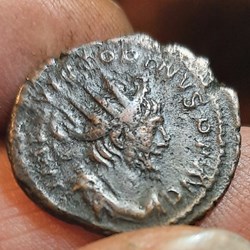 Victorin A/Tete radie a d R/Virtus debout a d D24 P 3.08g RCV11185 C131 RIC 78