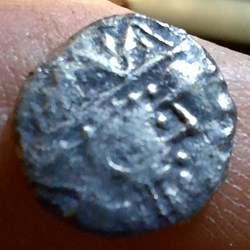Sceat Anglo saxons A /Tete radiee d R / Croix cantonnee de 4 globules +710+760 D11.3 P1g B5792/5795