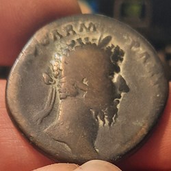 Lucius Verus A/Tete lauree a d R / Parthe assis a d +165+166 D30.6 P