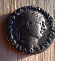 Vitellius A/Tete lauree a d R / Vesta assise a d D 7.8 P 2.45g RCV 2200 C72 RIC 107