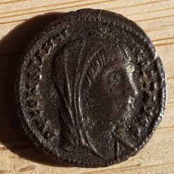 Constantin 1° A / Tete voilee a d R/Main de Dieu +337+340 D 15.9 P 1.82g RIC12 N°BD 67935