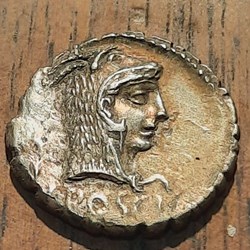 Roscia A/Tete Junon Sospita a d R/Jeune fille nourrissant un serpent -64 D19 P3.69 RCV 363