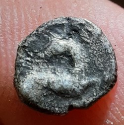 Neronken nedenes A/ Tete a d R/ Cheval a d -40-90 D8.4 P 0.36g PI 1383