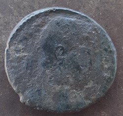 Magnence A / Tete nue a d R/Victoires ,bouclier +351 +352 C68 RIC 179