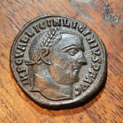 Licinius 1° A/ Tete lauree a d R/Jupiter nue debout a g +313+314 D19.6 P3.42g RIC8 (R4) C108