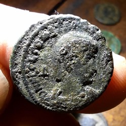 Constance galle A/ Tete nue a d R / Cavalier , soldat  RIC 258 LRBC 663
