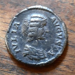 Julia domna A/Tete a d R/Piete voilee debout a g D13.2 P 2.39 RCV 6600 RIC 572 C 150