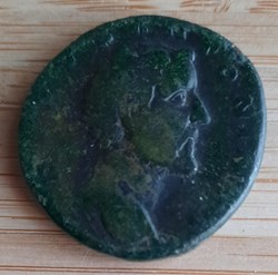 Antonin le Pieux A/Tete nue a d R / Autel D 30.6 P 24.37 RCV 5200 C 358 RIC 1272
