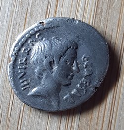 Octave A/ Tete nue a d R/Victoire a d D18 P 2.72g RRC 494/25 B.82 (julia)