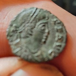 Constans A/Tete diademee a d R/ Soldats avec etendard D12.2 P0.74g RIC111 C65