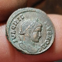 Crispus A/ Buste laure a d R/Legende dans couronne D18.2 P3.31g C44 RIC 215