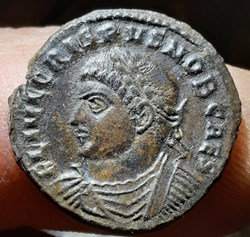 Crispvs A/ Buste laure a g R/ Legende dans couronne D19.1 P3.57g C47 RIC125 RCV16775