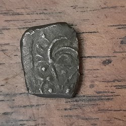 Cadurques A/Tete triangulaire a g R/ Croix bouletee ,hache etc -100-199 D14 P 1.90g LT3263
